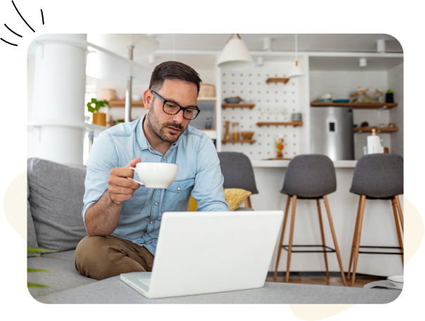 Ordinateur portable d'un homme avec un café