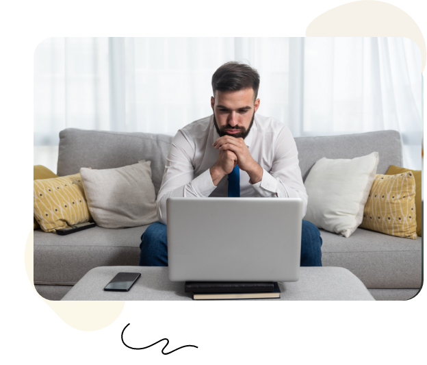Homme d'affaires devant son ordinateur portable